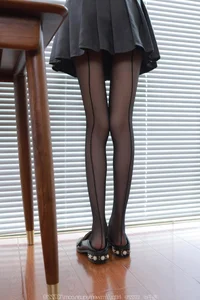 Tuan Tuan Showcases Elegant Style in Long Legs Pleated Skirt Series - image 44