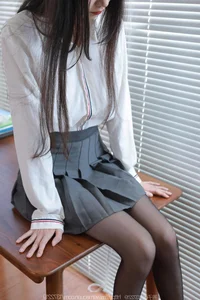 Tuan Tuan Showcases Elegant Style in Long Legs Pleated Skirt Series - image 21