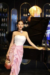 Le Au Ngan Anh Radiates Elegance at Four Months Pregnant, Shares Maternity Style Journey - image 6