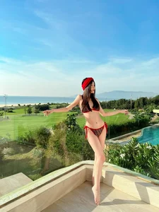 Le Au Ngan Anh Radiates Elegance at Four Months Pregnant, Shares Maternity Style Journey - image 4