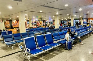 Travel Chaos: Tan Son Nhat Airport Crowded Ahead of Tet Holiday - image 10