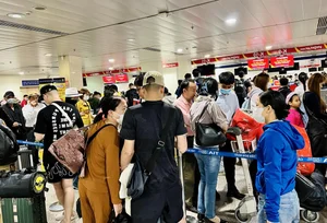 Travel Chaos: Tan Son Nhat Airport Crowded Ahead of Tet Holiday - image 8