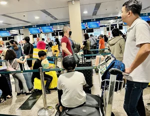 Travel Chaos: Tan Son Nhat Airport Crowded Ahead of Tet Holiday - image 1