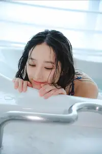 Ami Yamazaki FRIDAY Monthly Girl 048 Part02: Captivating Reflections & Natural Allure - image 0