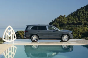 2027 Mercedes-Maybach GLS 680: V8 Power and Advanced Anti-Roll Technology - image 13