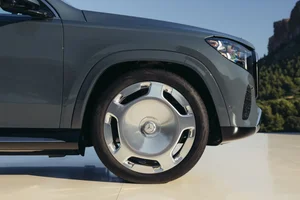 2027 Mercedes-Maybach GLS 680: V8 Power and Advanced Anti-Roll Technology - image 3