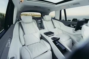 2027 Mercedes-Maybach GLS 680: V8 Power and Advanced Anti-Roll Technology - image 11