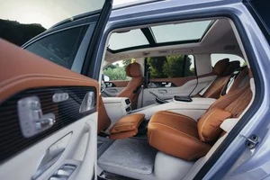 2027 Mercedes-Maybach GLS 680: V8 Power and Advanced Anti-Roll Technology - image 10