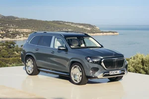2027 Mercedes-Maybach GLS 680: V8 Power and Advanced Anti-Roll Technology - image 12