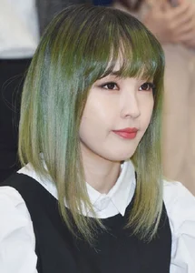 Top 40+ Moss Green Hair Color Ideas for an Impressive and Trendy Look - image 3