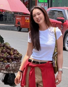 Bua Nalinthip Showcases Timeless Beauty During Vibrant Visit to Ben Thanh Market with Thai Stars - image 1