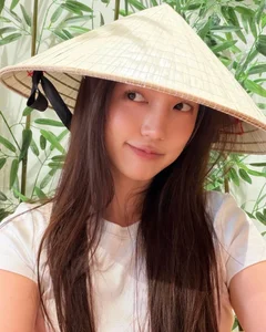 Bua Nalinthip Showcases Timeless Beauty During Vibrant Visit to Ben Thanh Market with Thai Stars - image 5