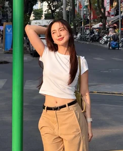 Bua Nalinthip Showcases Timeless Beauty During Vibrant Visit to Ben Thanh Market with Thai Stars - image 2