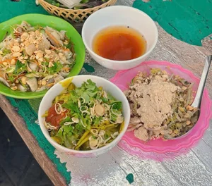 Haiphong Food Tour: The Spicy 'Long-Legged' Specialty That Leaves Everyone in Tears - image 6