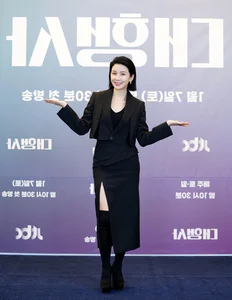 Lee Bo Young Fashion Guide: Elegant and Sophisticated Style - image 4
