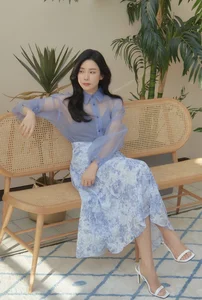 Lee Bo Young Fashion Guide: Elegant and Sophisticated Style - image 5
