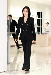 Lee Bo Young Fashion Guide: Elegant and Sophisticated Style - image 9