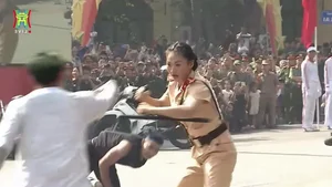 The Captain Who Went Viral: Stunning Presence During High-Stakes Traffic Stop - image 1