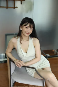 IESS Qiuqiu: Curvaceous Elegance and Silk Fashion Portrait - image 0