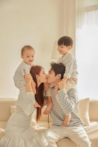 Model Chúng Huyền Thanh and Her Adorable Son Steal the Spotlight at Recent Event - image 2
