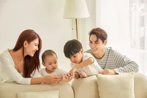Model Chúng Huyền Thanh and Her Adorable Son Steal the Spotlight at Recent Event - image 0