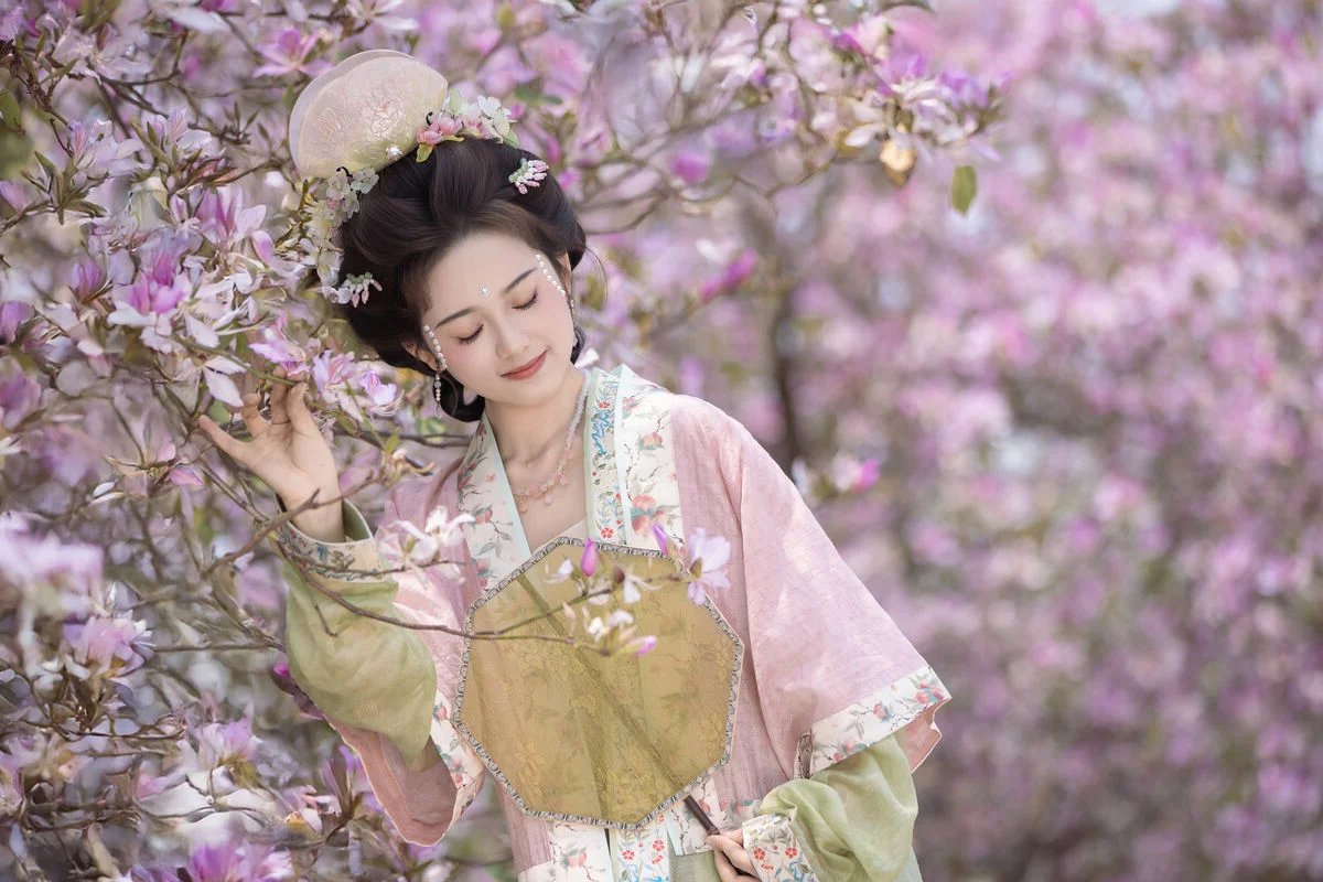 Ethereal Beauty Under Blossoms - YiTuYu Vol.8918 Jiu Shi Jiao Mei Nan A