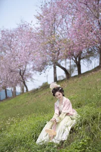 Ethereal Beauty Under Blossoms - YiTuYu Vol.8918 Jiu Shi Jiao Mei Nan A - image 30