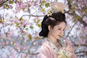 Ethereal Beauty Under Blossoms - YiTuYu Vol.8918 Jiu Shi Jiao Mei Nan A - image 2