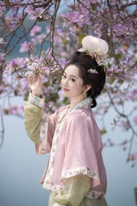 Ethereal Beauty Under Blossoms - YiTuYu Vol.8918 Jiu Shi Jiao Mei Nan A - image 14