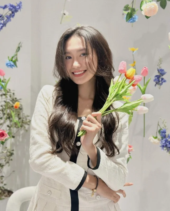Doan Van Hau's Wife Doan Hai My Debuts Gorgeous New Hairstyle