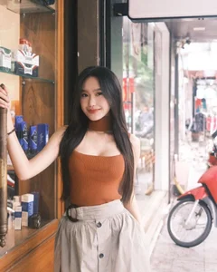 Doan Van Hau's Wife Doan Hai My Debuts Gorgeous New Hairstyle - image 3