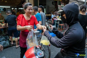 Hanoi Eatery Sells 300 Traditional Rose-Biting Chickens for Vu Lan - image 1