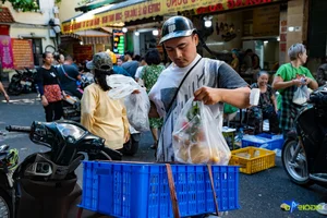 Hanoi Eatery Sells 300 Traditional Rose-Biting Chickens for Vu Lan - image 3