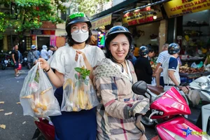 Hanoi Eatery Sells 300 Traditional Rose-Biting Chickens for Vu Lan - image 6