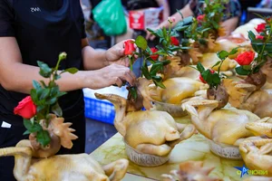 Hanoi Eatery Sells 300 Traditional Rose-Biting Chickens for Vu Lan - image 7