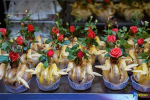 Hanoi Eatery Sells 300 Traditional Rose-Biting Chickens for Vu Lan - image 8