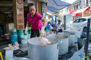 Hanoi Eatery Sells 300 Traditional Rose-Biting Chickens for Vu Lan - image 11