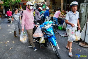 Hanoi Eatery Sells 300 Traditional Rose-Biting Chickens for Vu Lan - image 5