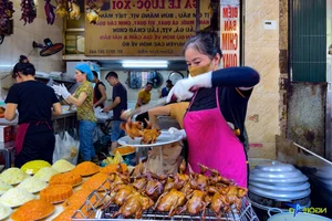 Hanoi Eatery Sells 300 Traditional Rose-Biting Chickens for Vu Lan - image 0