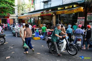 Hanoi Eatery Sells 300 Traditional Rose-Biting Chickens for Vu Lan - image 4