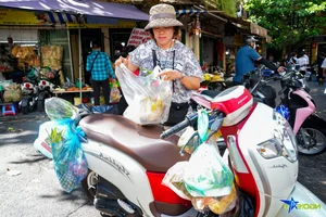 Hanoi Eatery Sells 300 Traditional Rose-Biting Chickens for Vu Lan - image 10