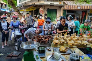 Hanoi Eatery Sells 300 Traditional Rose-Biting Chickens for Vu Lan - image 9
