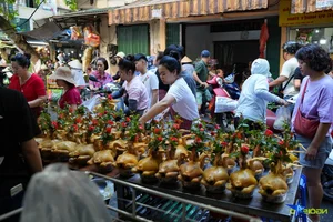 Hanoi Eatery Sells 300 Traditional Rose-Biting Chickens for Vu Lan - image 2