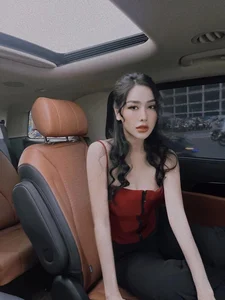 Vietnamese-Overseas Footballer's Girlfriend Stuns Social Media with Curves - image 3