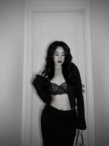 Vietnamese-Overseas Footballer's Girlfriend Stuns Social Media with Curves - image 2