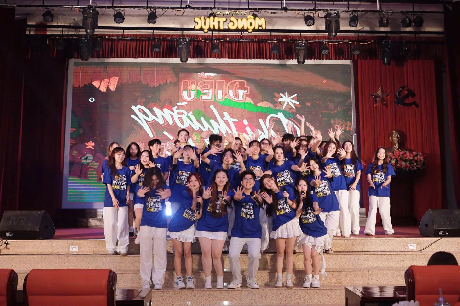 Gala Vong Dong 2025: An Emotional Artistic Journey by Journalism and Communication Students