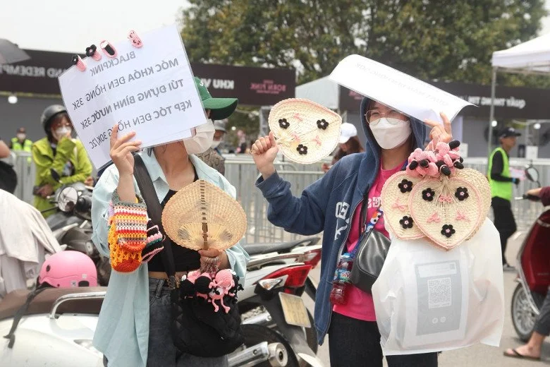 BLACKPINK Hanoi Concert: Merchandise Scalpers Flood My Dinh Stadium with High Prices