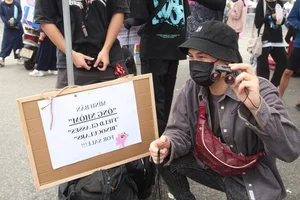 BLACKPINK Hanoi Concert: Merchandise Scalpers Flood My Dinh Stadium with High Prices - image 6