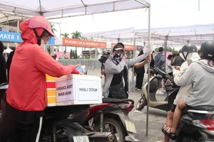 BLACKPINK Hanoi Concert: Merchandise Scalpers Flood My Dinh Stadium with High Prices - image 12
