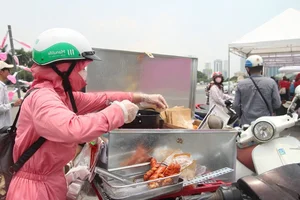 BLACKPINK Hanoi Concert: Merchandise Scalpers Flood My Dinh Stadium with High Prices - image 5